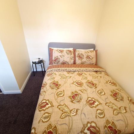London Luxury 6 Bedroom Family House Sleeps 12 People Parking For 4 Cars Close To Tube. 齐格威尔 外观 照片
