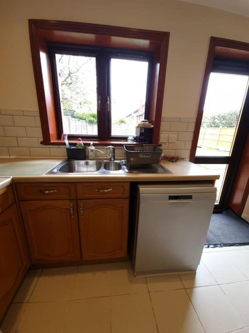 London Luxury 6 Bedroom Family House Sleeps 12 People Parking For 4 Cars Close To Tube. 齐格威尔 外观 照片