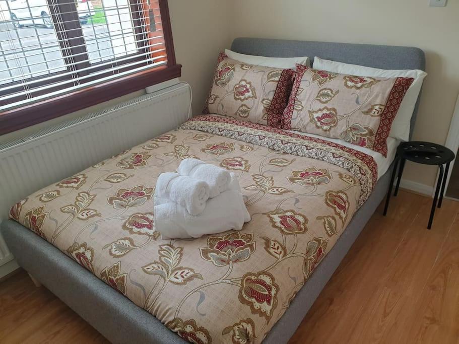 London Luxury 6 Bedroom Family House Sleeps 12 People Parking For 4 Cars Close To Tube. 齐格威尔 外观 照片
