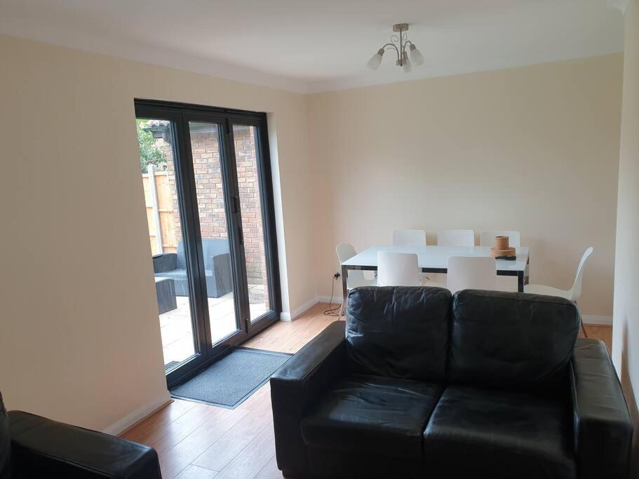 London Luxury 6 Bedroom Family House Sleeps 12 People Parking For 4 Cars Close To Tube. 齐格威尔 外观 照片