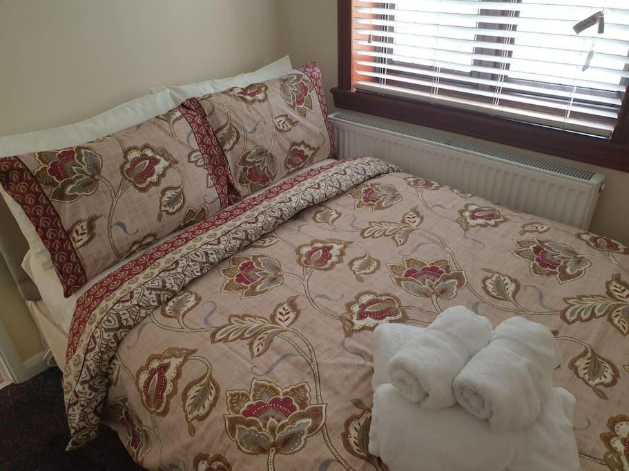 London Luxury 6 Bedroom Family House Sleeps 12 People Parking For 4 Cars Close To Tube. 齐格威尔 外观 照片