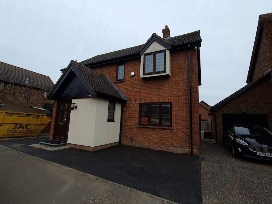 London Luxury 6 Bedroom Family House Sleeps 12 People Parking For 4 Cars Close To Tube. 齐格威尔 外观 照片