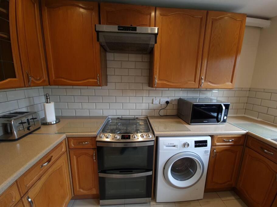 London Luxury 6 Bedroom Family House Sleeps 12 People Parking For 4 Cars Close To Tube. 齐格威尔 外观 照片