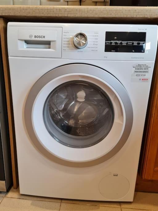 London Luxury 6 Bedroom Family House Sleeps 12 People Parking For 4 Cars Close To Tube. 齐格威尔 外观 照片