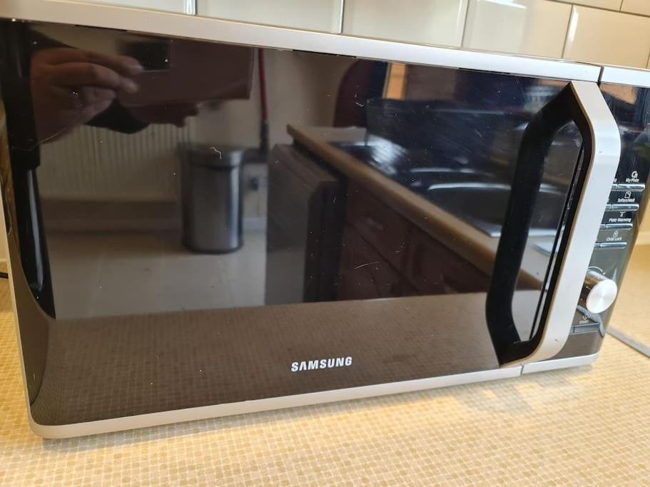 London Luxury 6 Bedroom Family House Sleeps 12 People Parking For 4 Cars Close To Tube. 齐格威尔 外观 照片