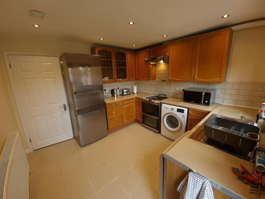 London Luxury 6 Bedroom Family House Sleeps 12 People Parking For 4 Cars Close To Tube. 齐格威尔 外观 照片