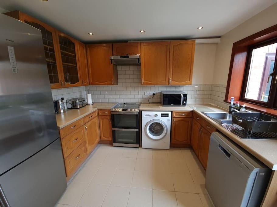 London Luxury 6 Bedroom Family House Sleeps 12 People Parking For 4 Cars Close To Tube. 齐格威尔 外观 照片