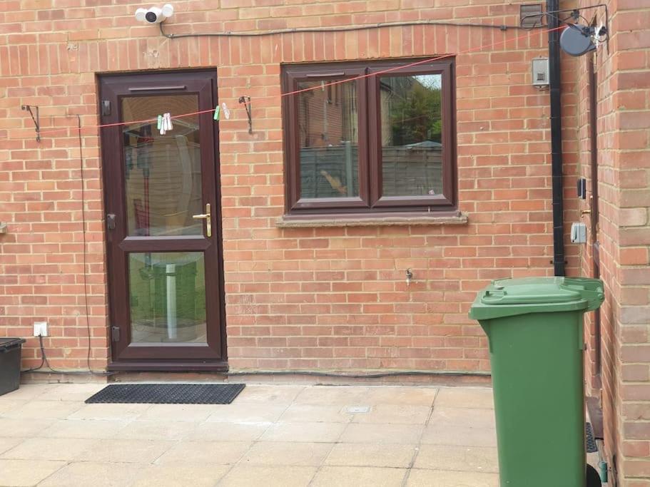 London Luxury 6 Bedroom Family House Sleeps 12 People Parking For 4 Cars Close To Tube. 齐格威尔 外观 照片