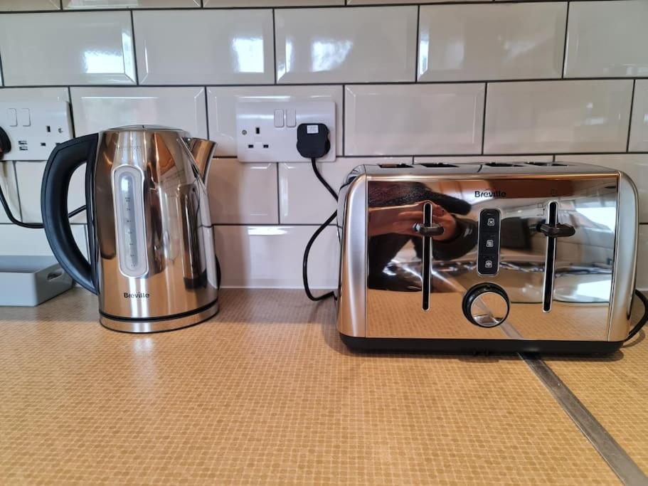 London Luxury 6 Bedroom Family House Sleeps 12 People Parking For 4 Cars Close To Tube. 齐格威尔 外观 照片