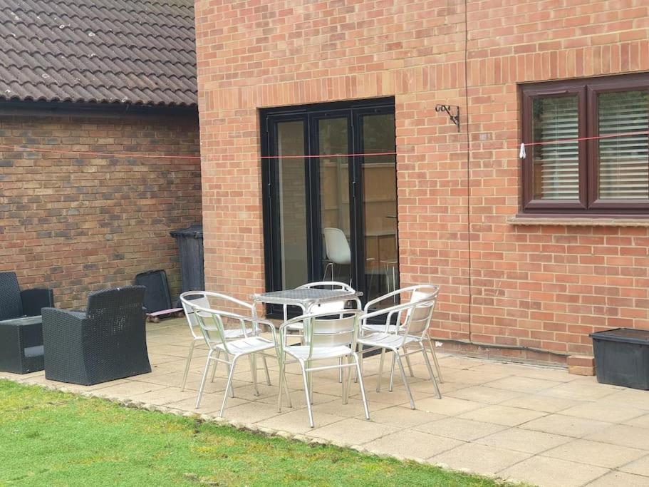 London Luxury 6 Bedroom Family House Sleeps 12 People Parking For 4 Cars Close To Tube. 齐格威尔 外观 照片