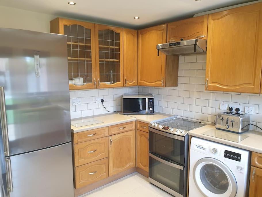 London Luxury 6 Bedroom Family House Sleeps 12 People Parking For 4 Cars Close To Tube. 齐格威尔 外观 照片