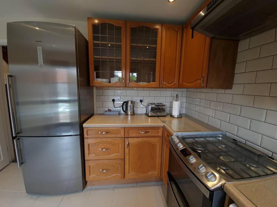 London Luxury 6 Bedroom Family House Sleeps 12 People Parking For 4 Cars Close To Tube. 齐格威尔 外观 照片