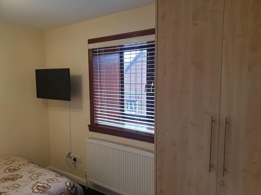 London Luxury 6 Bedroom Family House Sleeps 12 People Parking For 4 Cars Close To Tube. 齐格威尔 外观 照片