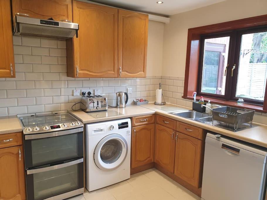 London Luxury 6 Bedroom Family House Sleeps 12 People Parking For 4 Cars Close To Tube. 齐格威尔 外观 照片