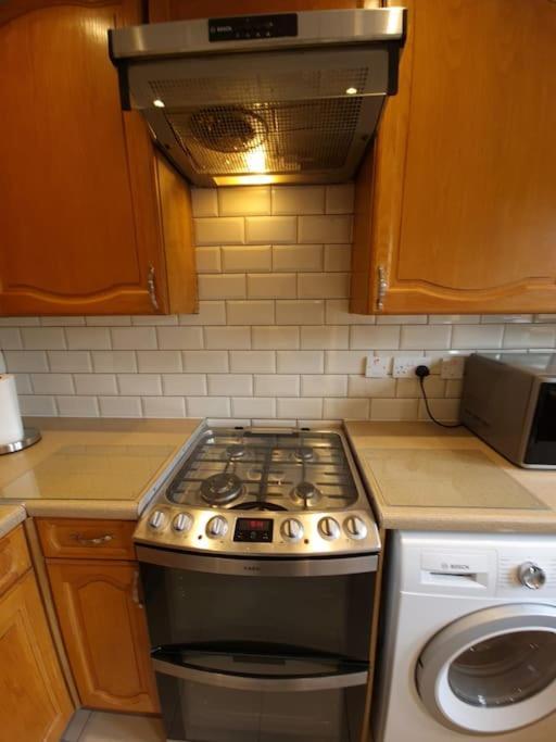 London Luxury 6 Bedroom Family House Sleeps 12 People Parking For 4 Cars Close To Tube. 齐格威尔 外观 照片
