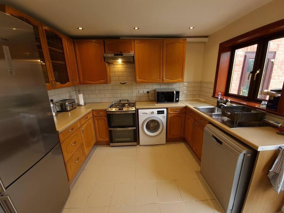 London Luxury 6 Bedroom Family House Sleeps 12 People Parking For 4 Cars Close To Tube. 齐格威尔 外观 照片