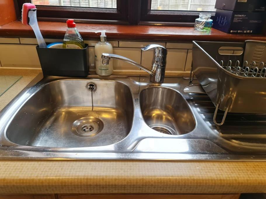 London Luxury 6 Bedroom Family House Sleeps 12 People Parking For 4 Cars Close To Tube. 齐格威尔 外观 照片