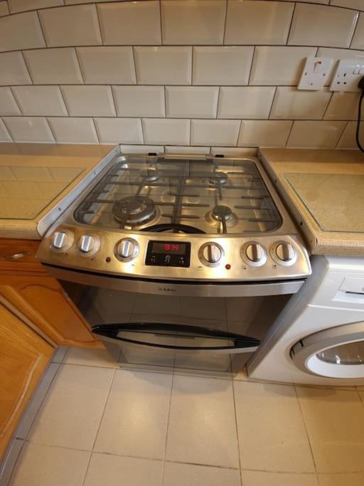 London Luxury 6 Bedroom Family House Sleeps 12 People Parking For 4 Cars Close To Tube. 齐格威尔 外观 照片