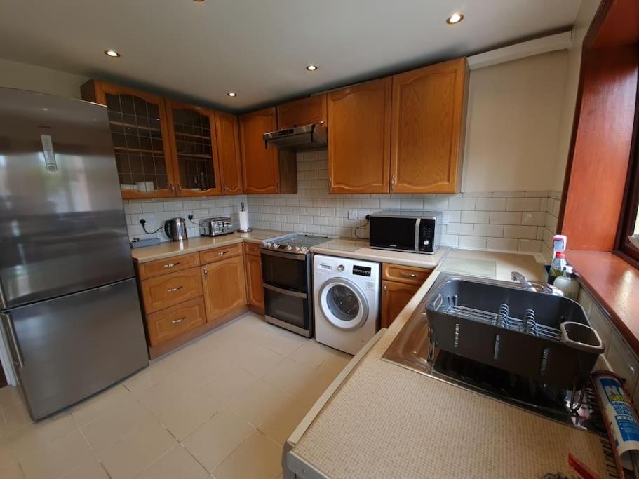 London Luxury 6 Bedroom Family House Sleeps 12 People Parking For 4 Cars Close To Tube. 齐格威尔 外观 照片