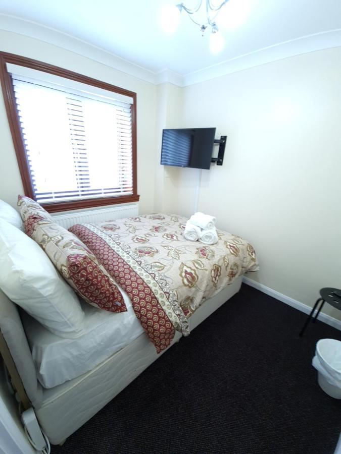 London Luxury 6 Bedroom Family House Sleeps 12 People Parking For 4 Cars Close To Tube. 齐格威尔 外观 照片