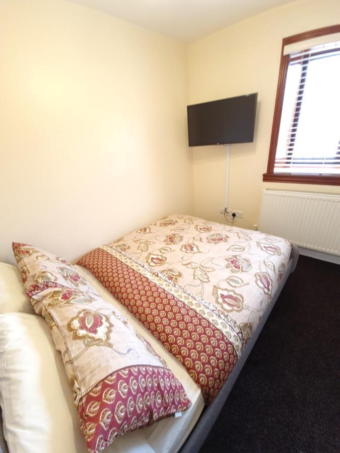 London Luxury 6 Bedroom Family House Sleeps 12 People Parking For 4 Cars Close To Tube. 齐格威尔 外观 照片