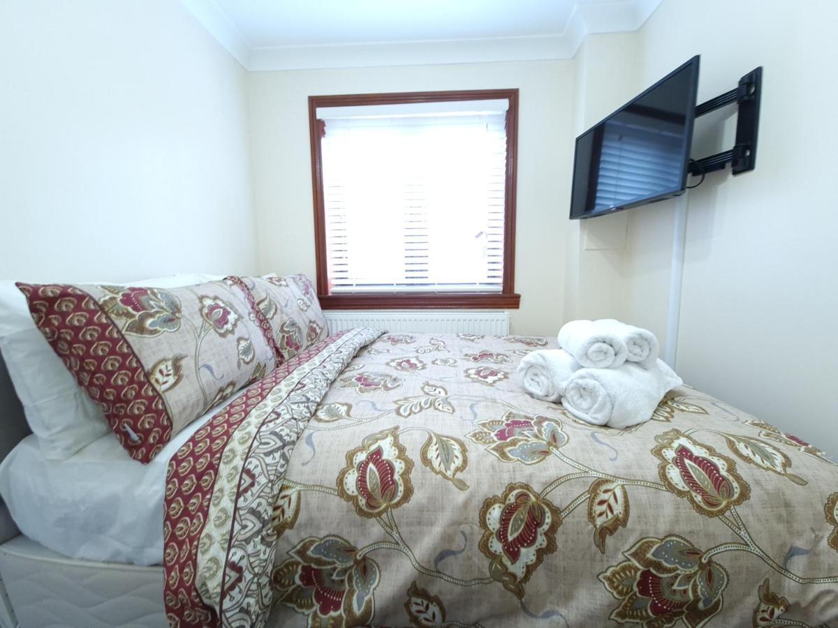 London Luxury 6 Bedroom Family House Sleeps 12 People Parking For 4 Cars Close To Tube. 齐格威尔 外观 照片