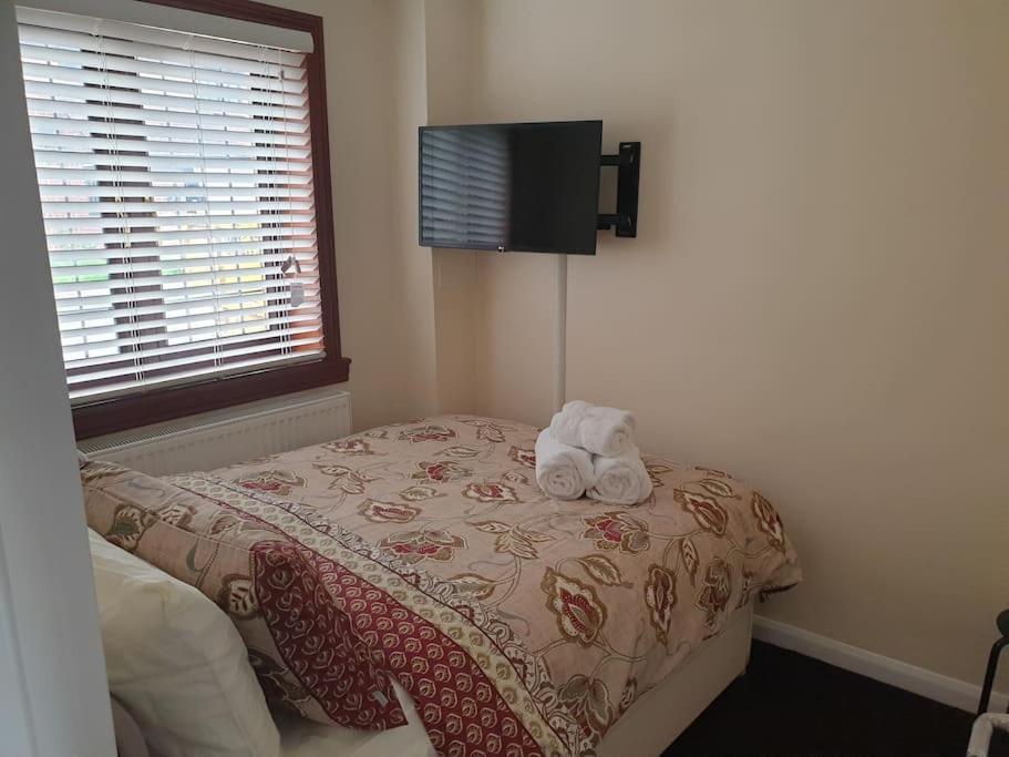 London Luxury 6 Bedroom Family House Sleeps 12 People Parking For 4 Cars Close To Tube. 齐格威尔 外观 照片