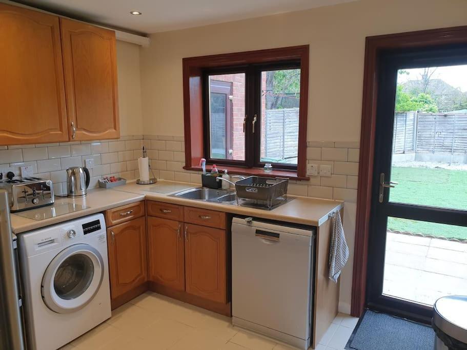 London Luxury 6 Bedroom Family House Sleeps 12 People Parking For 4 Cars Close To Tube. 齐格威尔 外观 照片