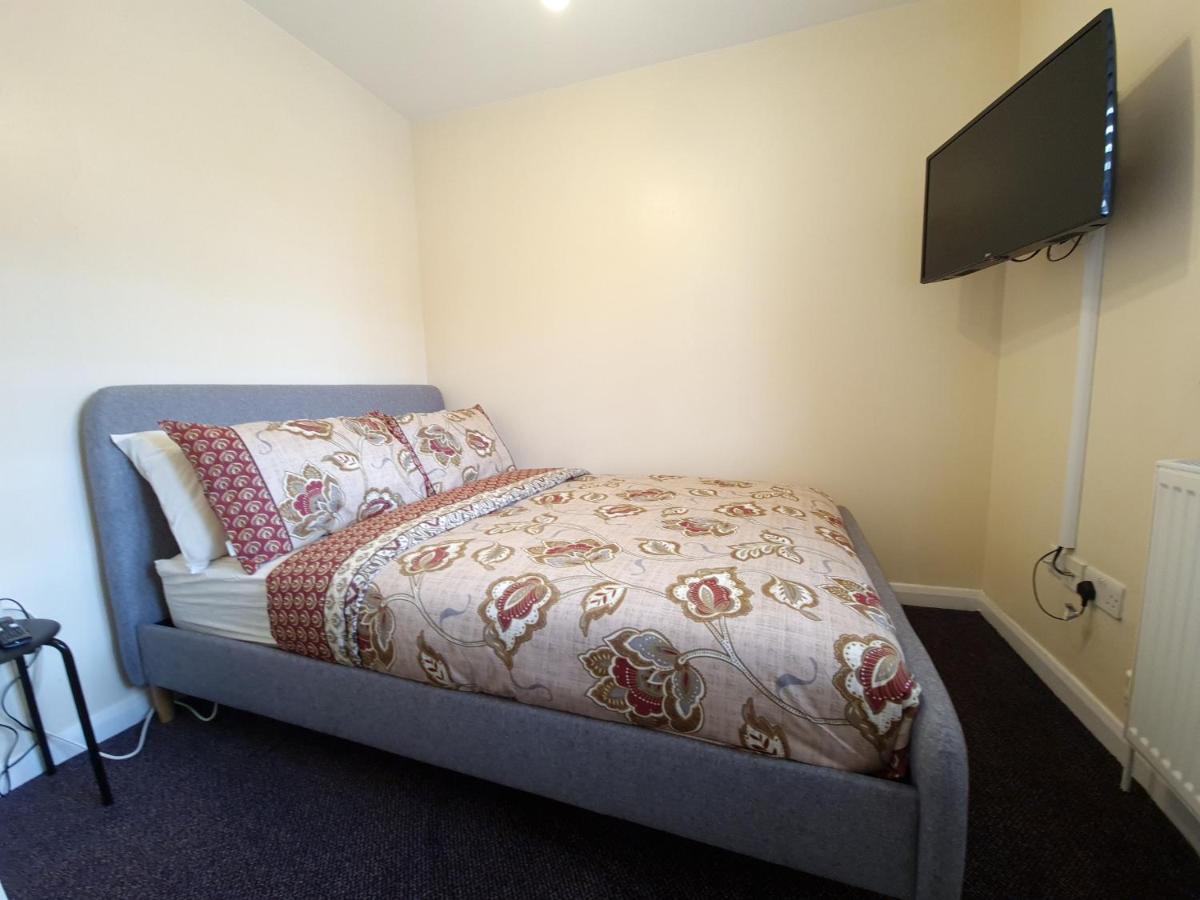 London Luxury 6 Bedroom Family House Sleeps 12 People Parking For 4 Cars Close To Tube. 齐格威尔 外观 照片